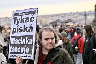 Macinkovi Motoristé mají jediný motiv: rozkládat a...